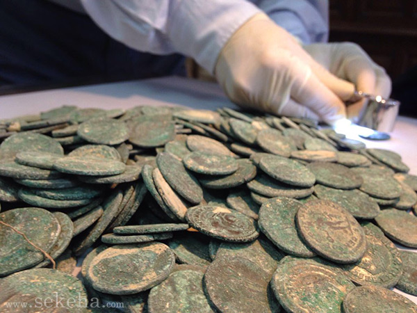 کشف کوزه های پر از سکه با وزن 600 کیلوگرم