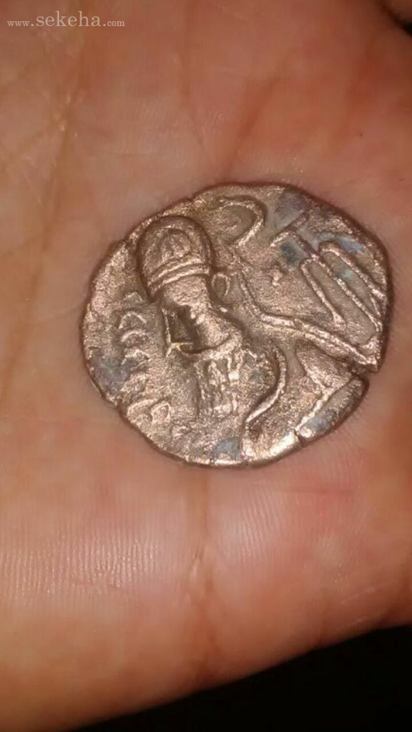 سکه ایلمایی کشف شده از محوطه باستانی روستای چگارمان