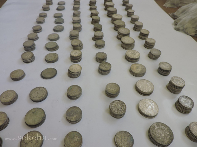 کشف سکه های قاجاری و پهلوی از خانه قدیمی