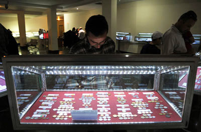 نمایشگاه سکه و تمبر در موزه قروه