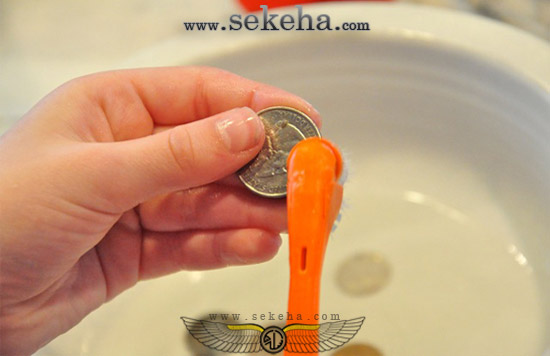 تمیز کردن سکه نیکل با امونیاک و مسواک