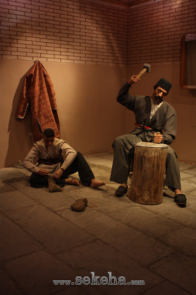 تصویری از ضرابخانه زمان قاجار ضرب سکه چکشی در زمان قاجار